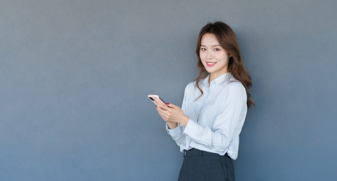 拿着手机的商务女士