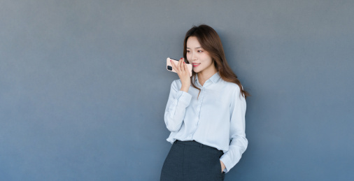 使用手机语言聊天的商务女士