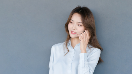 使用手机通话中的商务女士