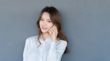 使用手机通话中的商务女士