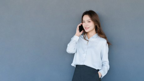 使用手机通话中的商务女士