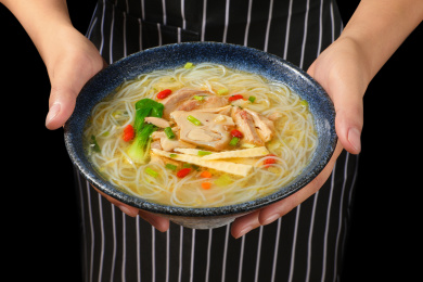 用手端着一碗老鸭粉丝汤