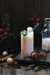 杯子里的荔枝果汁