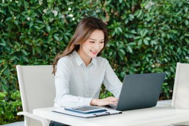 商务女士在使用笔记本电脑