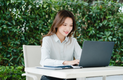 商务女士在使用笔记本电脑