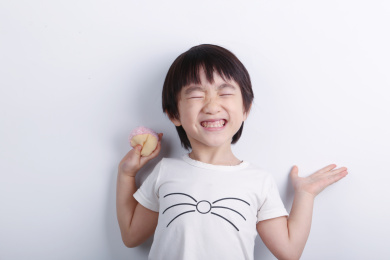 中国女宝宝室内玩耍