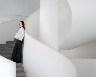 商务女士在楼梯上