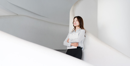 商务女士在楼梯上