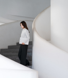 商务女士在楼梯上