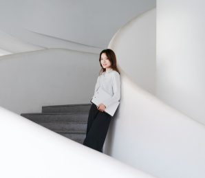 商务女士在楼梯上