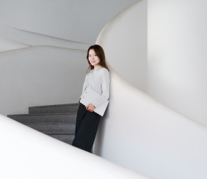 商务女士在楼梯上