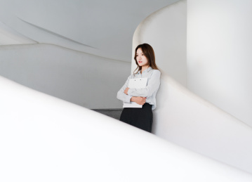 商务女士在楼梯上