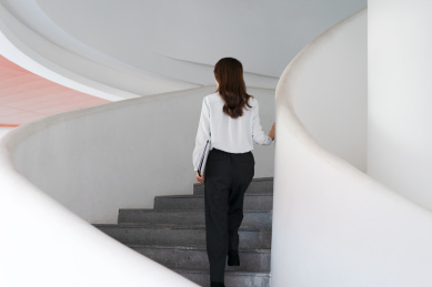 商务女士在楼梯上