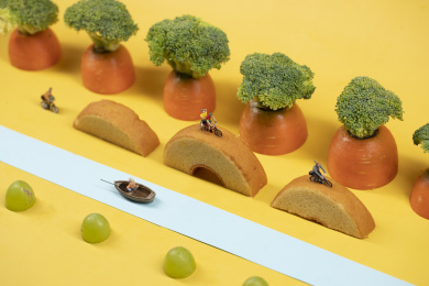 小河里钓鱼的人