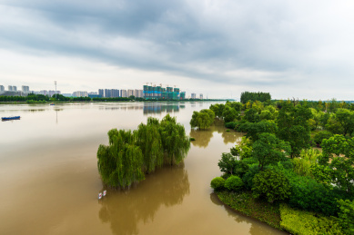 中国江苏省南京眼步行桥江面洪水暴涨的场景