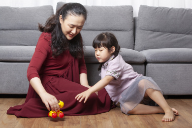 母亲和女儿在家玩耍