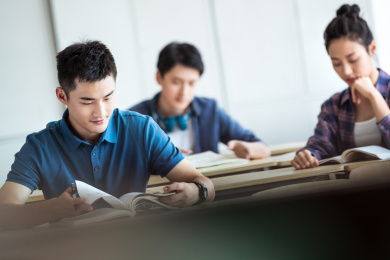 大学生在教室内学习