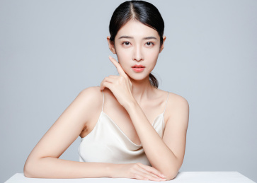 一个年轻漂亮的中国女性半身肖像