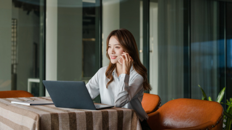 在使用手机通话中的商务女士