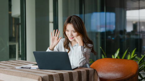 商务女士对着电脑打招呼