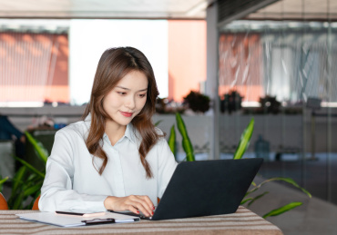 商务女士在使用笔记本工作