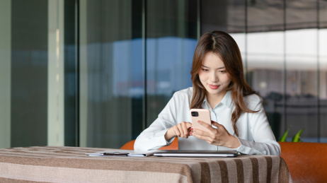 商务女士在使用手机