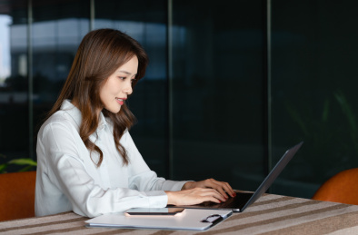 商务女士在使用笔记本工作