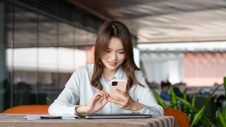 商务女士在使用手机