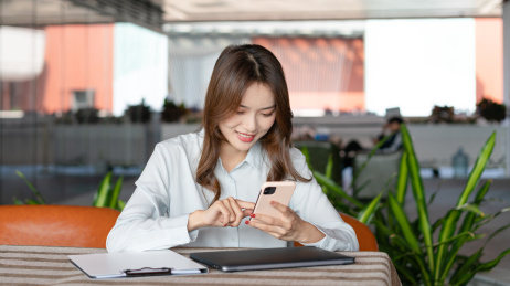 商务女士在使用手机