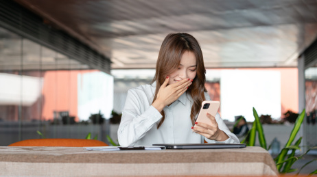 商务女士在使用手机