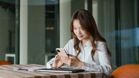 商务女士在使用手机