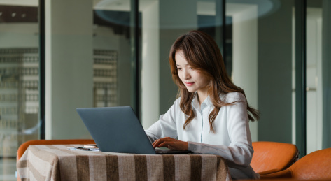 商务女士在使用笔记本工作