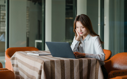 商务女士在使用笔记本工作