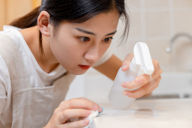 在厨房打扫卫生的家庭主妇