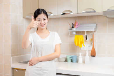 在厨房打扫卫生的家庭主妇