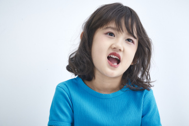 白色色背景的可爱的亚洲小女孩（儿童）