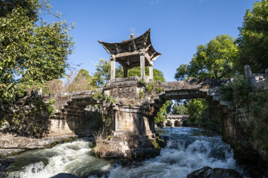 云南叠水河瀑布上的古桥