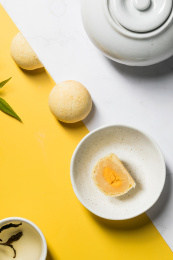 放在背景纸上的蛋黄酥