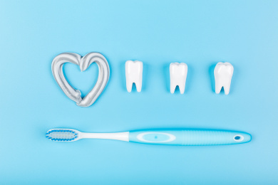 蓝背景上的牙刷和牙齿，爱牙护齿创意图片