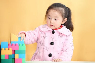积木玩具与孩子