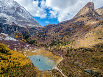 中国四川省甘孜州稻城亚丁牛奶海高角度航拍