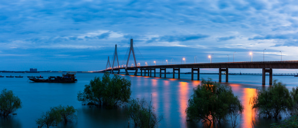 早晨的湖南岳阳洞庭湖大桥