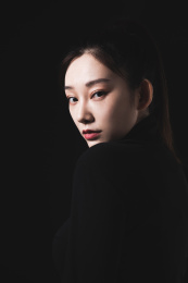 黑色背景的年轻女性肖像