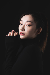 黑色背景的年轻女性肖像