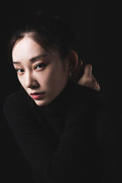 黑色背景的年轻女性肖像
