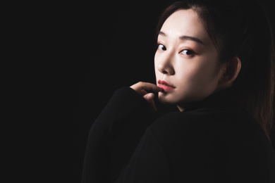 黑色背景的年轻女性肖像