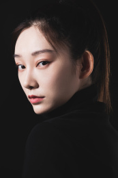 黑色背景的年轻女性肖像