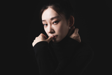 黑色背景的年轻女性肖像