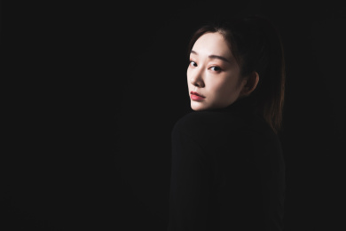 黑色背景的年轻女性肖像