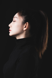 黑色背景的年轻女性肖像